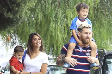 datainflow Lionelwithfamily 6 30 2017 - Lionel Messi and Antonella Roccuzzo are getting married in Rosario